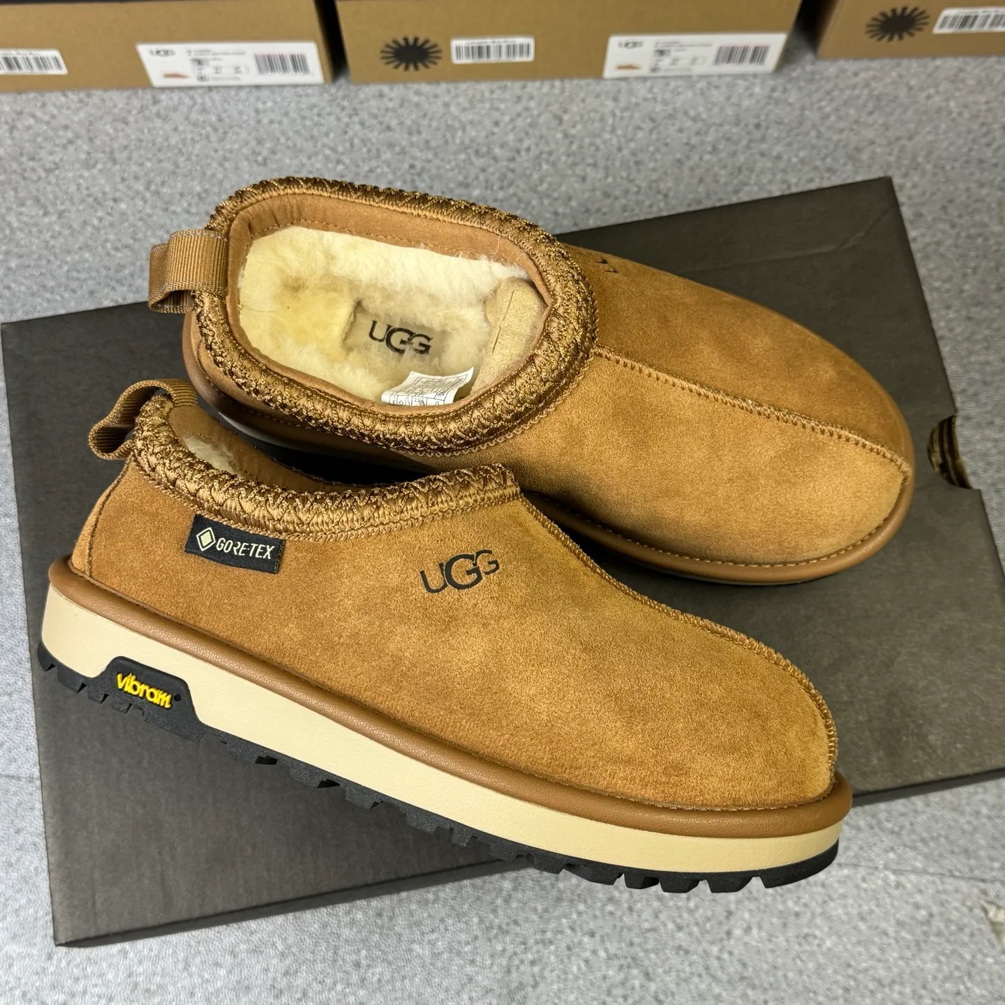 Pick up locally 💰520. The core recommendation is good price. The platform is exclusively for foreign trade. UGG Tasman GTX winter neutral snow shoes 1172790. Produced by ten-year-old brand shoemaking factory production line. Pay attention to every detail. Longfeng A-grade genuine sheep fur. Completely built in accordance with the ZP process. Size: 35 36 37 38 39 40 41 42 43 44 45